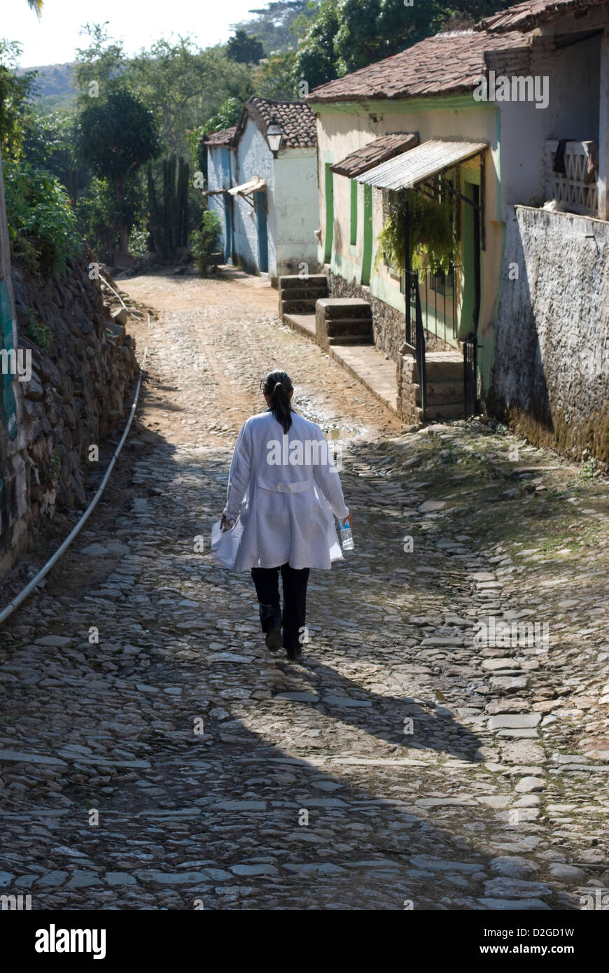 Un médecin marche dans une rue pavée, dans un petit village près de Mazatlan, Sinaloa, Mexique de l'État. Banque D'Images