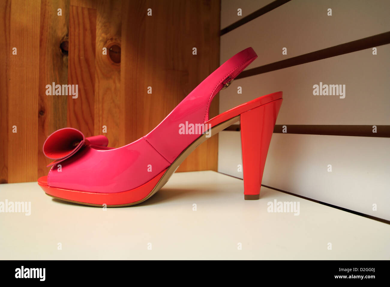Une dame rose's high heel shoe sur une étagère Banque D'Images