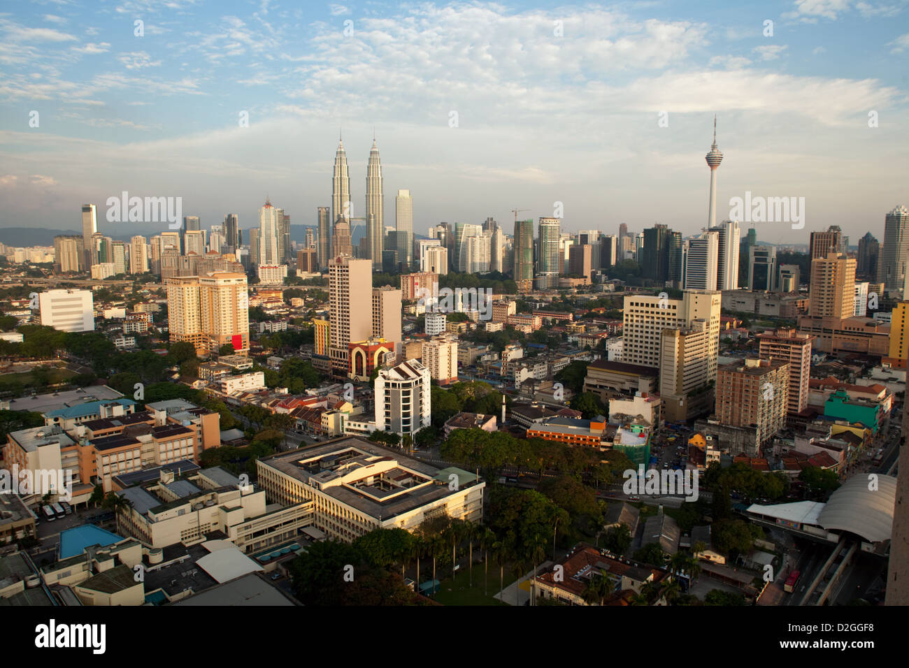 Une vue sur la ville de Kuala Lumpur en Malaisie avec les Tours Petronas KLCC et KL le tour de télévision fiers de la ville. Banque D'Images