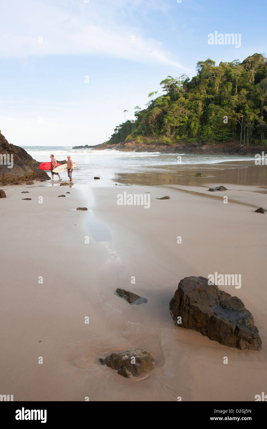 Les surfeurs sur la plage Praia da Ribeira beach Banque D'Images