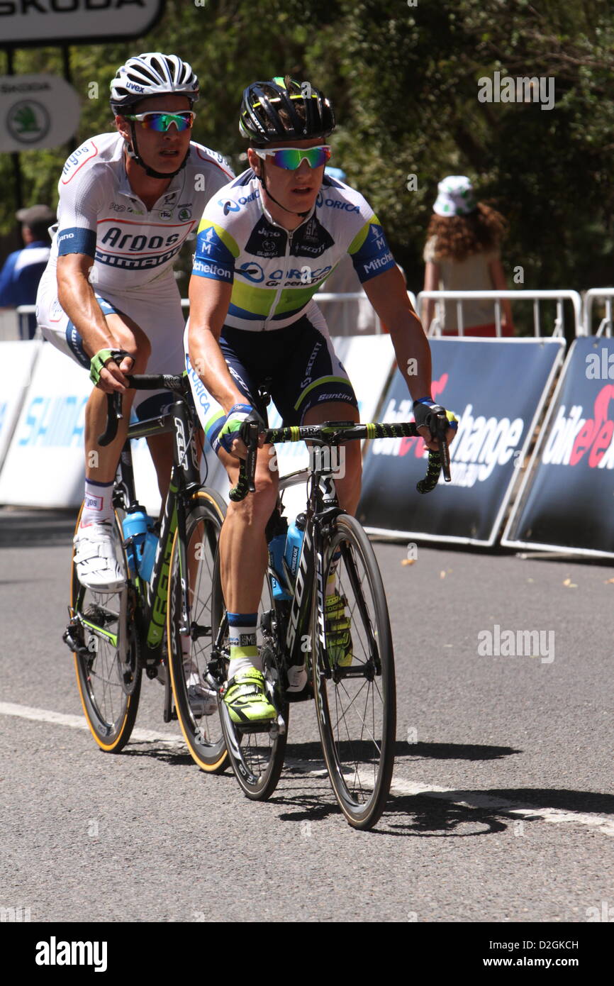 Orica GreenEdge rider Simon Clarke dirige l'équipe de William Clarke Shimano Argos dans un jour rompre par Stirling lors de l'étape 3 de la Santos Tour Down Under 2013 de *** à Stirling, dans le sud de l'Australie le 24 janvier 2013 Banque D'Images