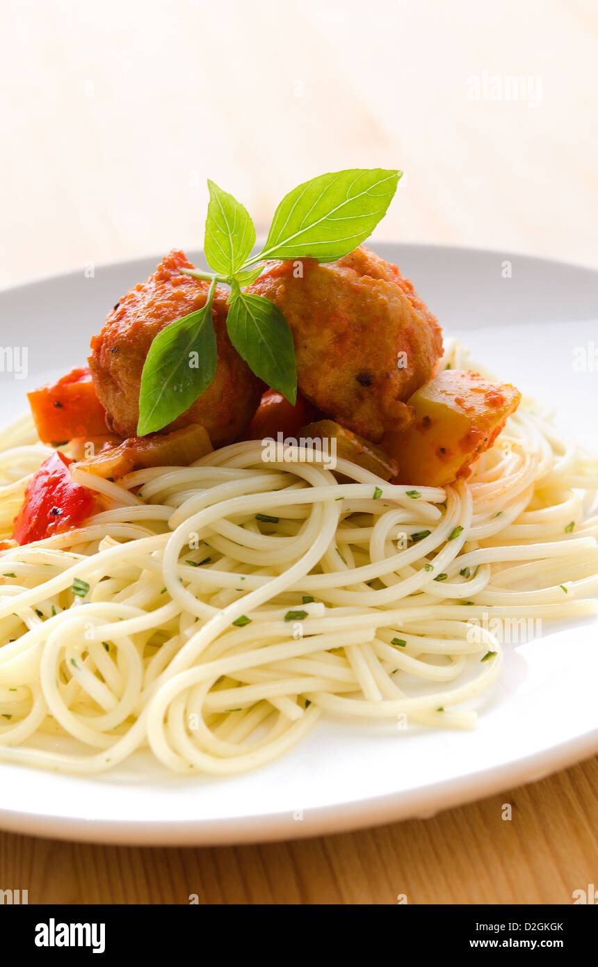 Spaghettis à la bolognaise avec des boulettes de viande Banque D'Images