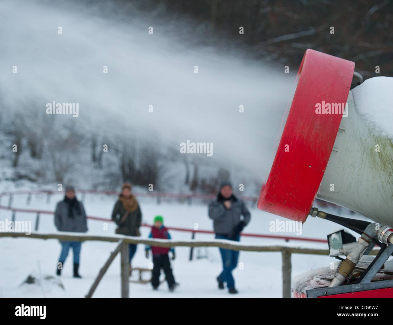 Un canon à neige est dans l'action au club de sports d'hiver 1923 à Bad Freienwalde, Allemagne, 23 janvier 2013. C'est la plus au nord de l'Allemagne saut à ski hill. Photo : Patrick Pleul Banque D'Images