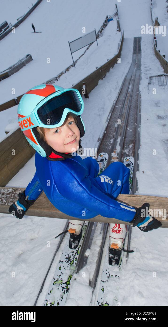 Huit ans, Florian est situé au-dessus de la colline de saut à ski de l'hiver sports club 1923 à Bad Freienwalde, Allemagne, 23 janvier 2013. C'est la plus au nord de l'Allemagne saut à ski hill. Photo : Patrick Pleul Banque D'Images
