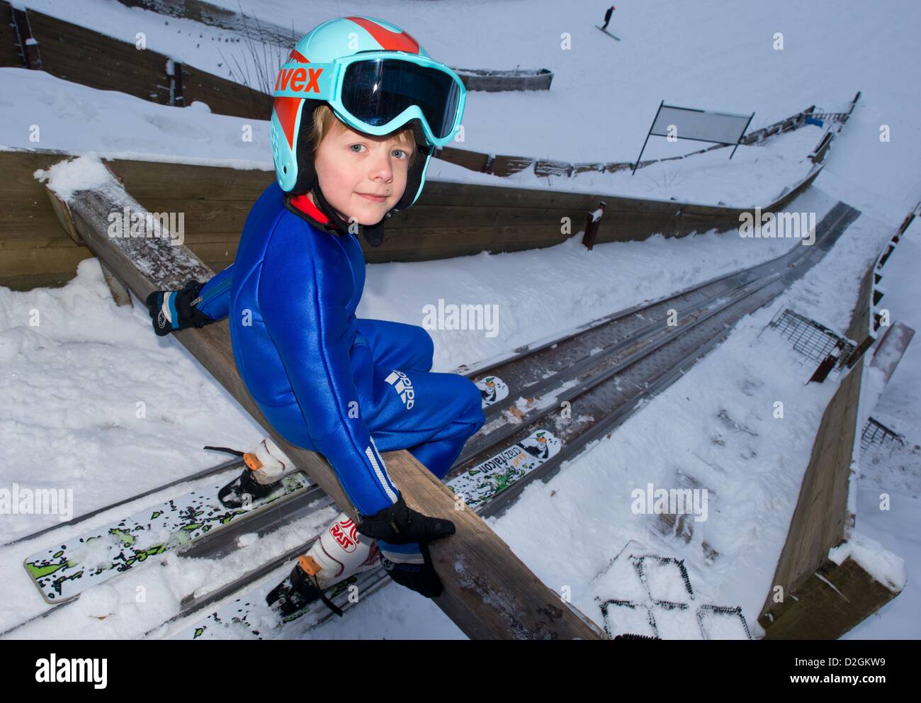 Huit ans, Florian est situé au-dessus de la colline de saut à ski de l'hiver sports club 1923 à Bad Freienwalde, Allemagne, 23 janvier 2013. C'est la plus au nord de l'Allemagne saut à ski hill. Photo : Patrick Pleul Banque D'Images