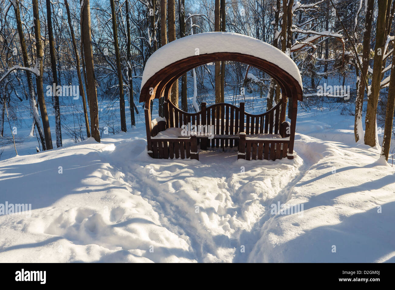 Arbor en bois dans le bois d'hiver Banque D'Images