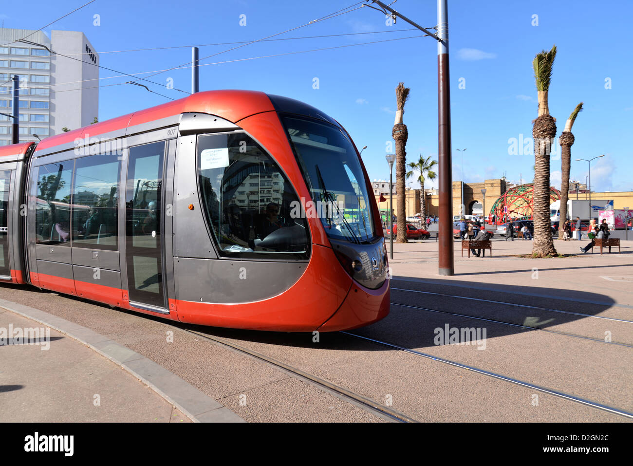 Casablanca, Maroc - 22 janvier 2013 : le tramway dans les rues de Casablanca, Maroc. Passagers et conducteur clairement visible. Banque D'Images