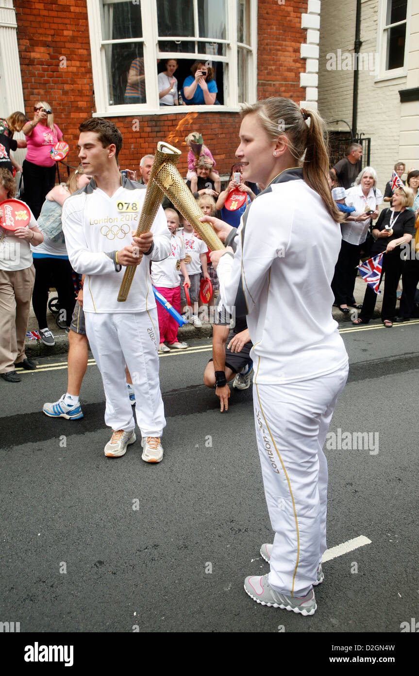 Les foules se rassemblent dans la petite ville de Lewes dans le Sussex de l'est de voir la flamme olympique à l'accumulation pour les Jeux de 2012. Banque D'Images