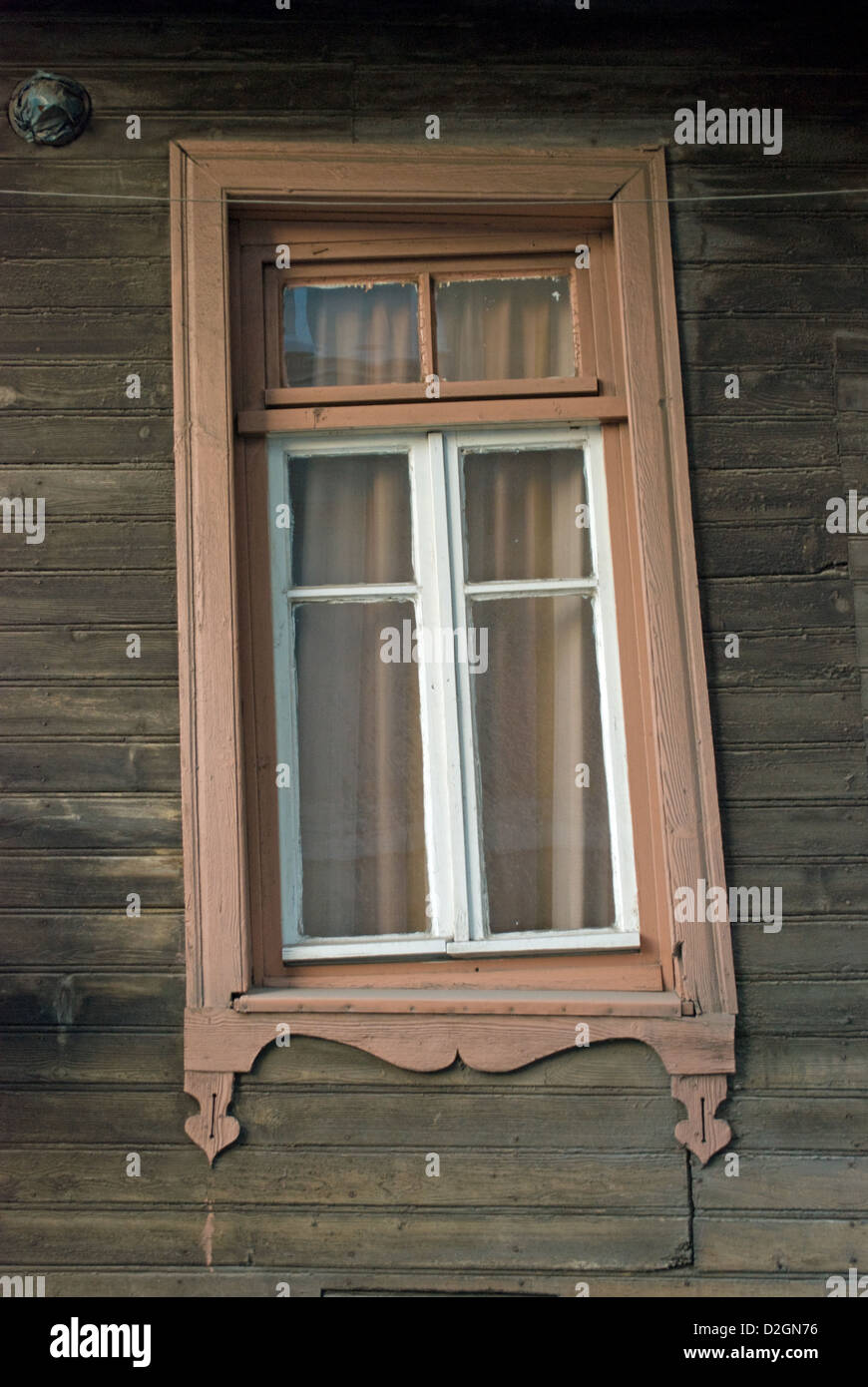 De fenêtre 19ème siècle maison en bois dans Tarlabasi. La zone est prévue pour la régénération. Banque D'Images