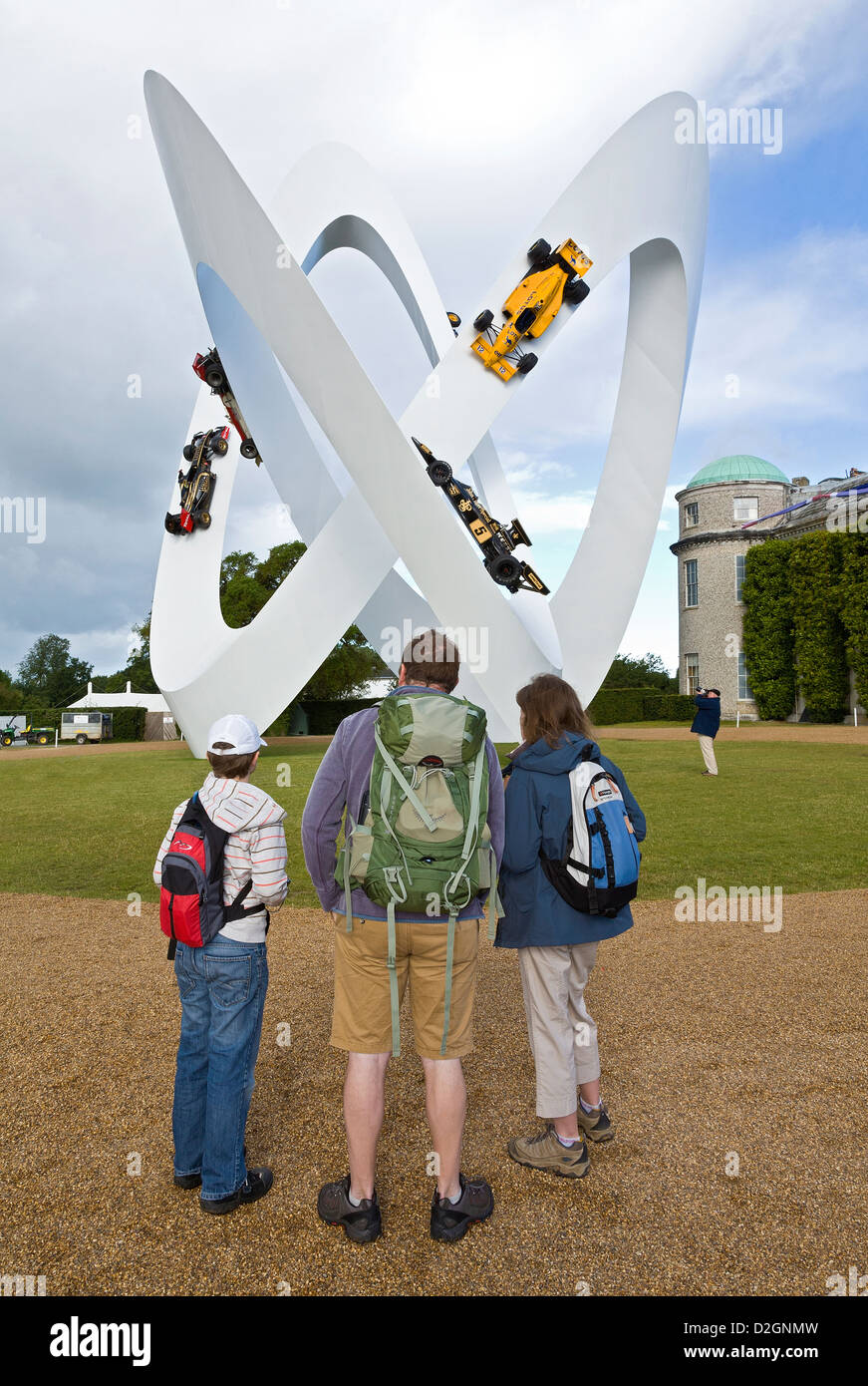L'affichage des spectateurs 2012 Gerry Judah conçu 60e anniversaire Lotus sculpture, Goodwood Festival of Speed, Sussex, UK. Banque D'Images