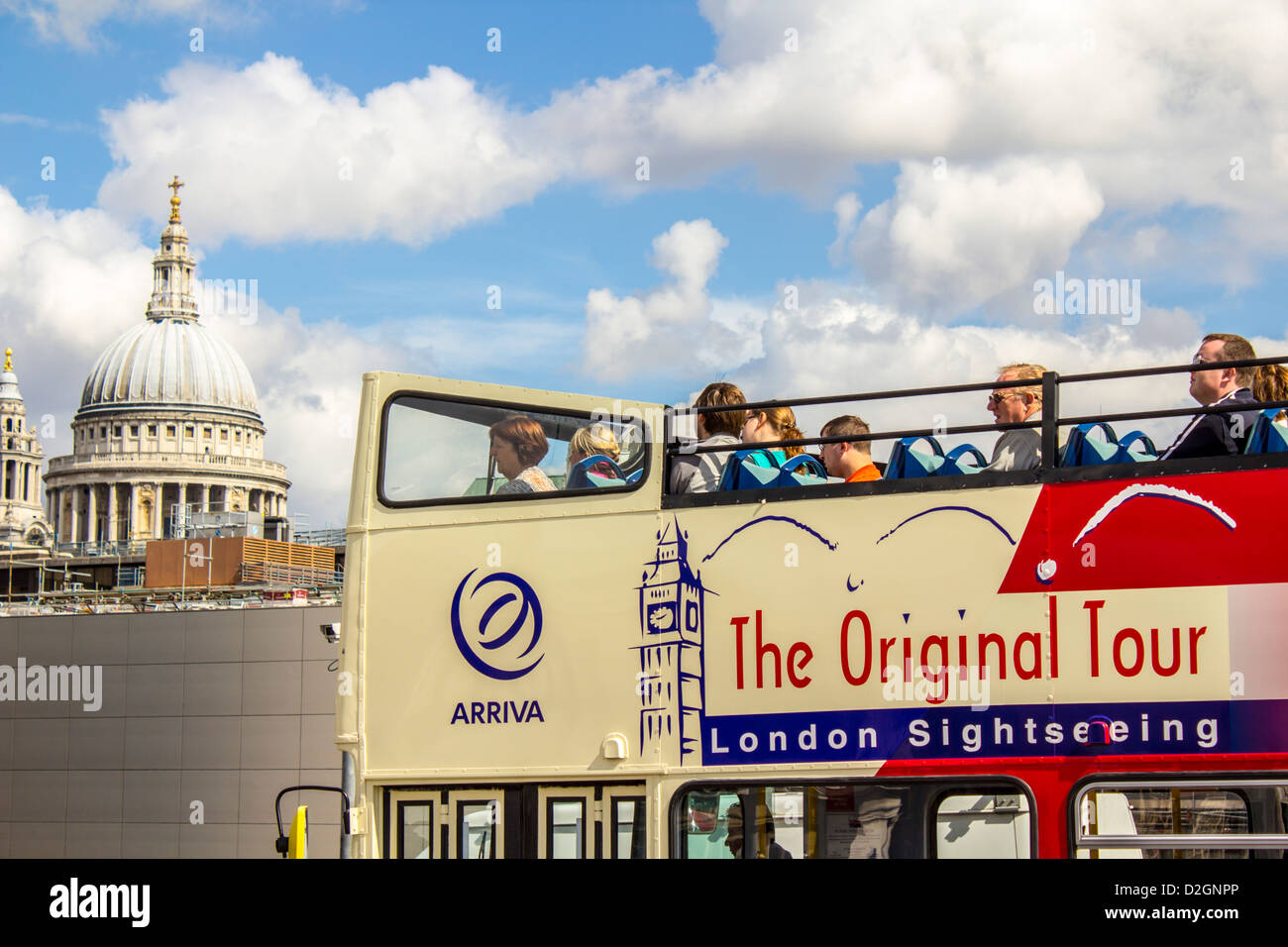 Les touristes sur un bus ouvert à Londres avec le dôme de la Cathédrale St Paul à l'arrière-plan. Banque D'Images