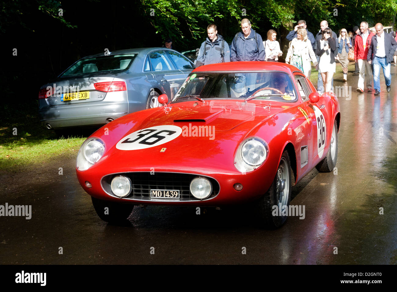 1958 Ferrari 250 Passo Lungo Tour de France passe par les spectateurs de l'édition 2012 du Goodwood Festival of Speed, Sussex, UK. Banque D'Images