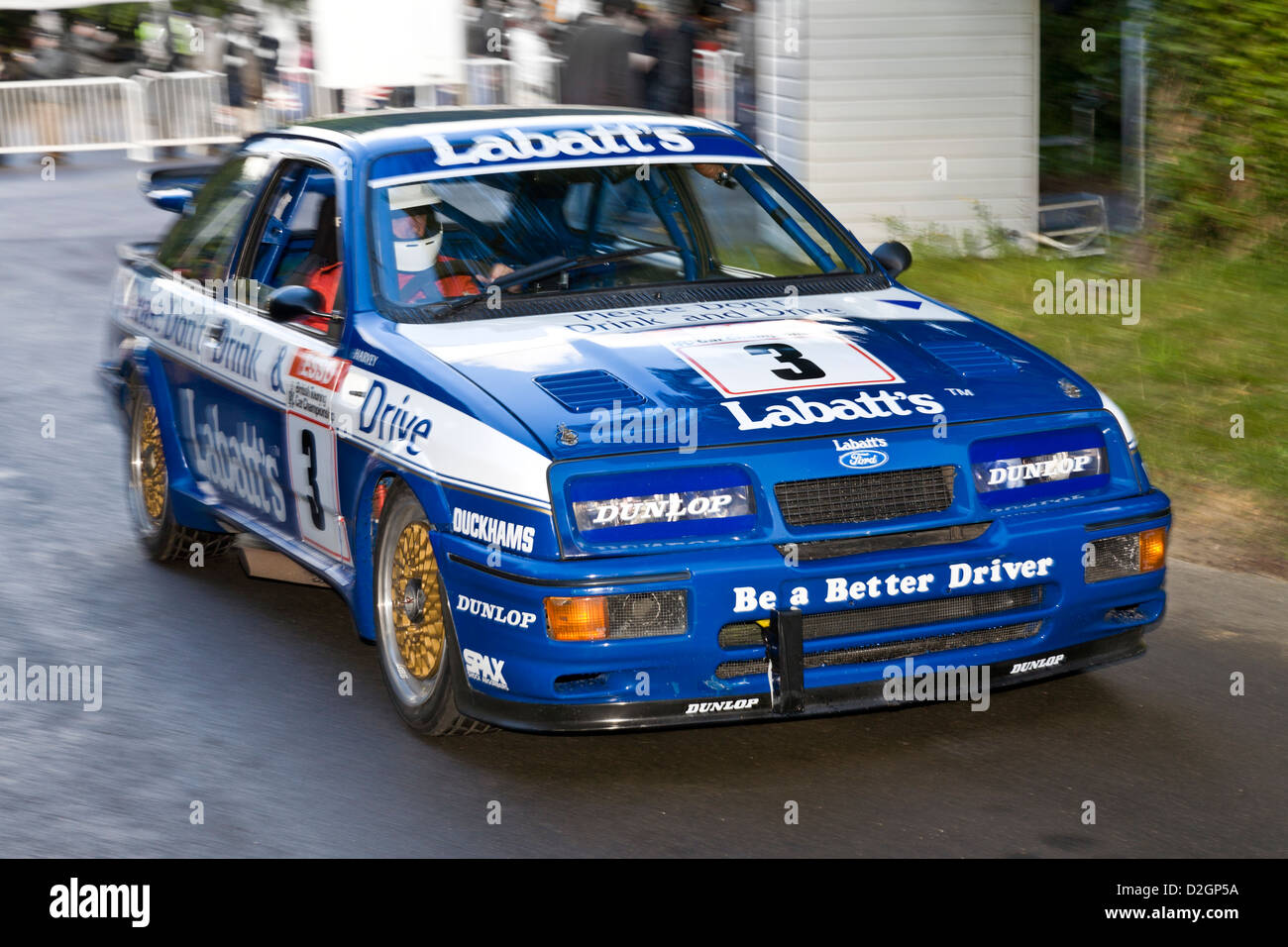 1990 Ford Sierra RS500 voiture BTCC quitte le paddock avec chauffeur Greg est levée à 2012 Goodwood Festival of Speed, Sussex, UK. Banque D'Images