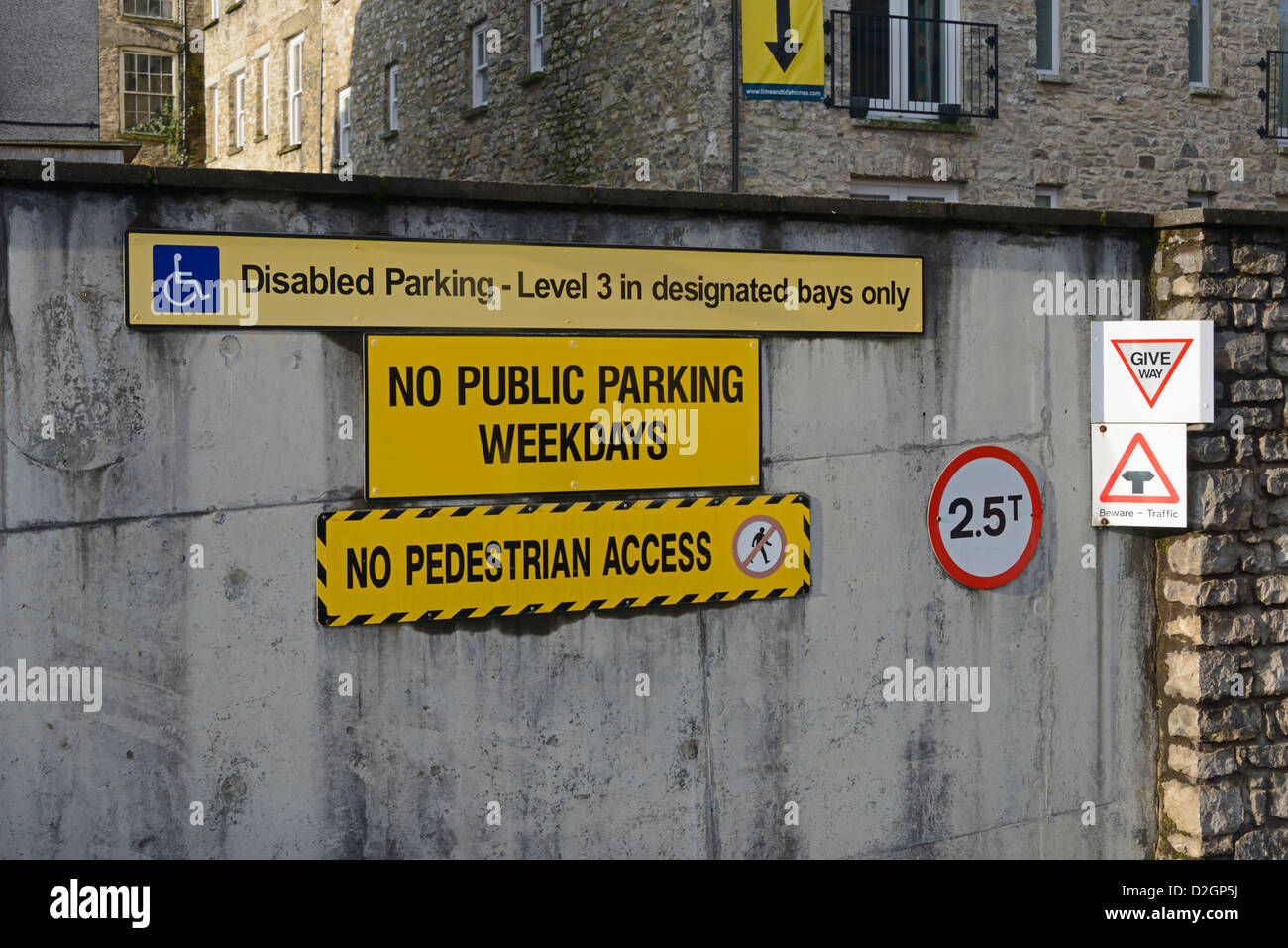 Parking voiture avis importants. South Lakeland House, Kendal, Cumbria, Angleterre, Royaume-Uni, Europe. Banque D'Images