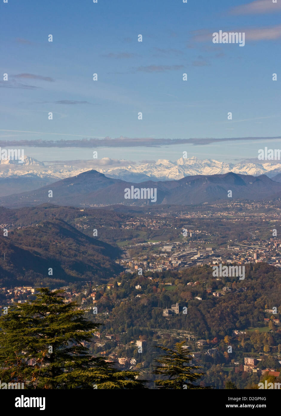 Panorama des Alpes enneigées de montagnes et campagne lombarde de Brunate Italie Europe Banque D'Images