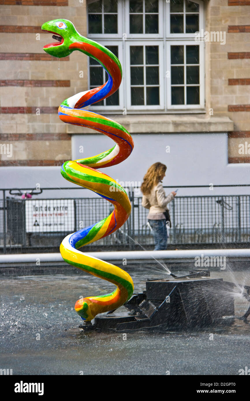 Sculpture Fontaine Stravinsky serpent Place Stravinsky Paris France Europe Banque D'Images