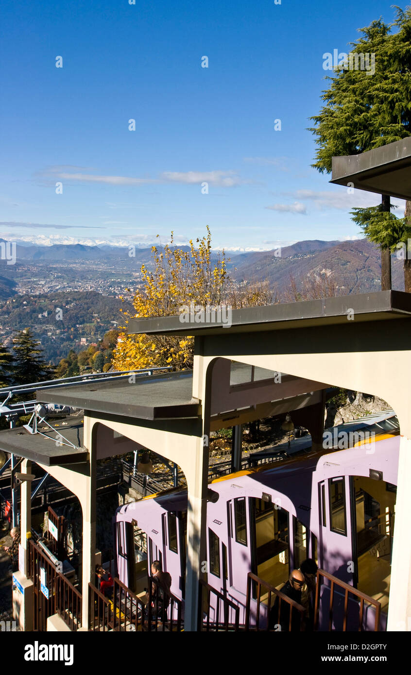 Panorama des Alpes à partir de la gare de funiculaire à Brunate, au-dessus du lac de Côme, Lombardie Italie Europe Banque D'Images