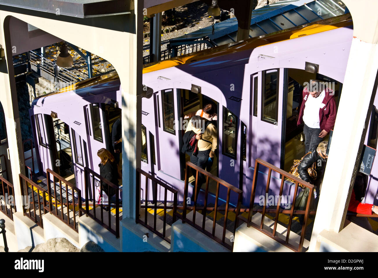 Les passagers de descendre du funiculaire du Lac de Côme après montée à Brunate Gare Lombardie Italie Europe Banque D'Images