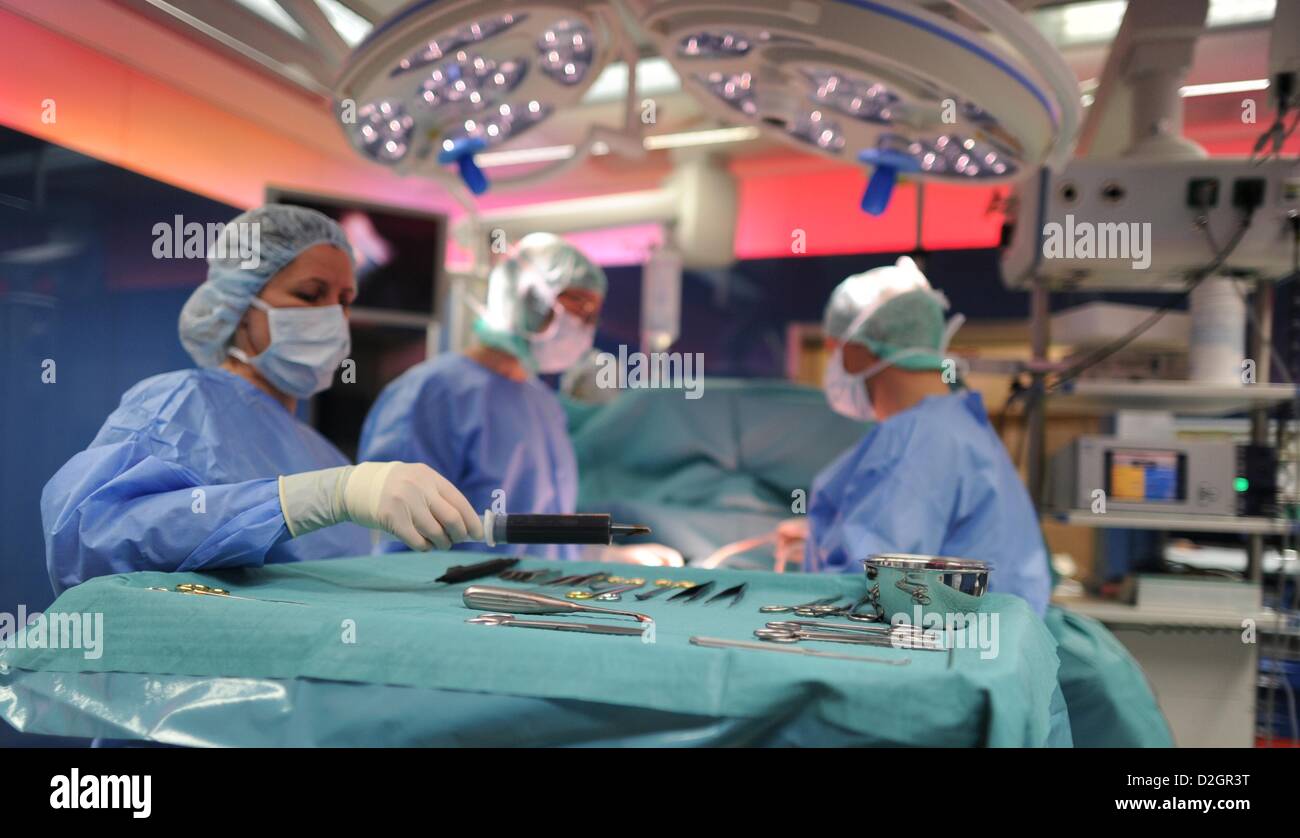 Les chirurgiens opèrent dans la salle d'opération de la "iakonie» Clinique Klinikum Hambourg (Centre) à Hambourg, Allemagne, 10 janvier 2013. Photo : Angelika Warmuth Banque D'Images