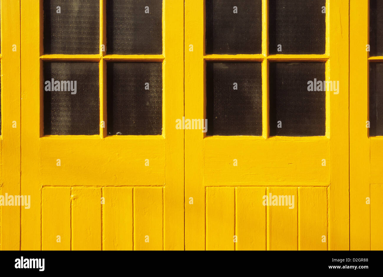 Détail de garage ou de portes en bois de l'atelier avec des fenêtres givrées et peinture jaune vif Banque D'Images