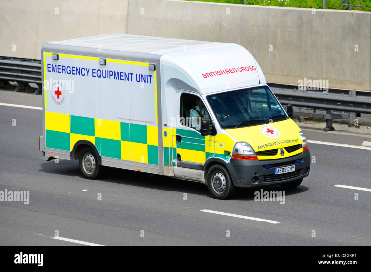 L'équipement d'urgence de la Croix-Rouge britannique pendant la conduite le long de l'autoroute M25 UK Angleterre Essex Banque D'Images