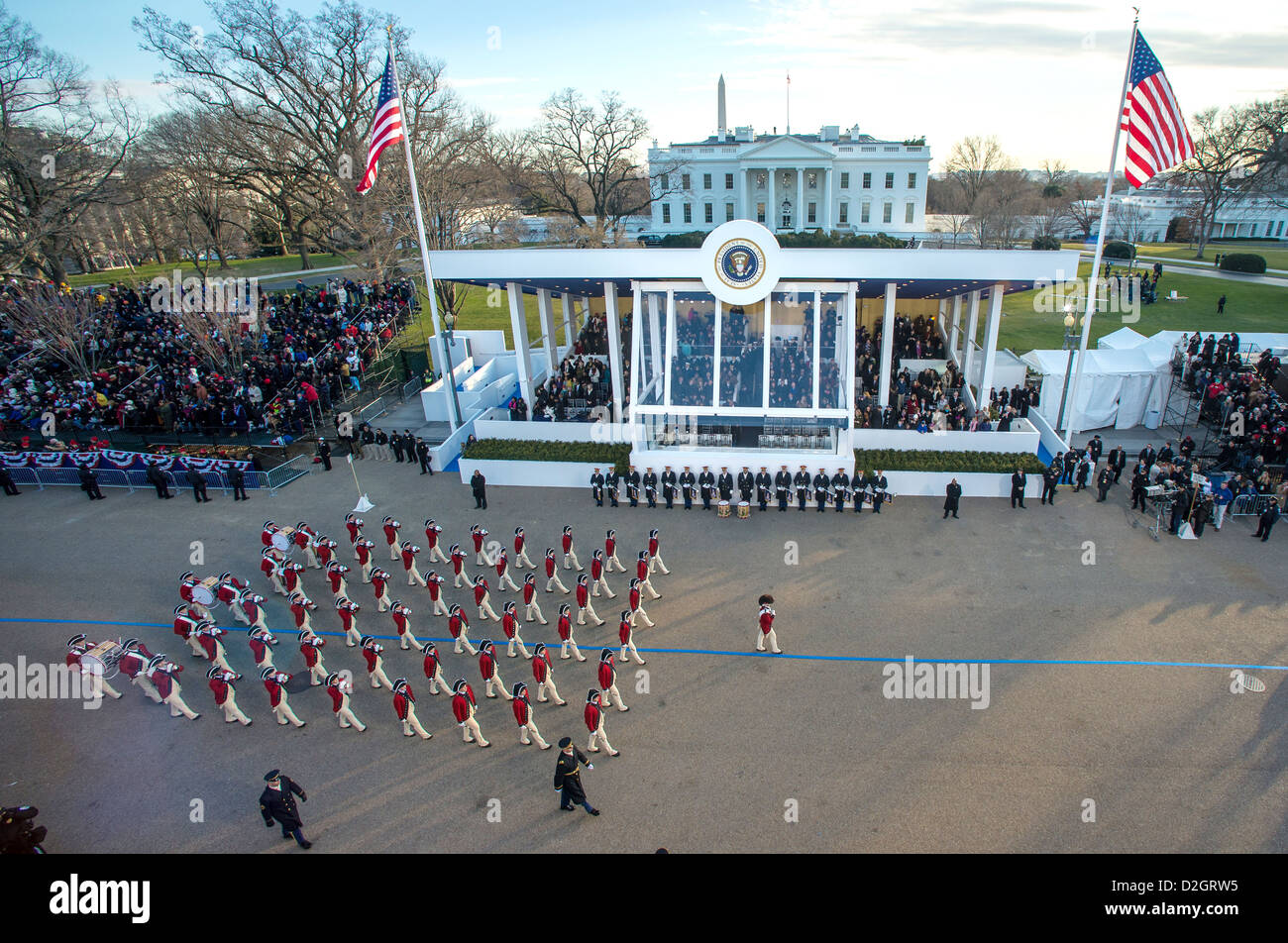 L'Armée américaine Old Guard Fife and Drum Corps marches au-delà de l'élection présidentielle l'affichage pendant la parade inaugurale le 21 janvier 2013 à Washington, DC. Obama a été assermenté à titre de 44e président plus tôt dans la journée. Banque D'Images