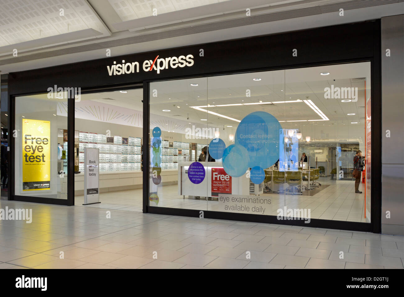Le magasin opticien Vision Express se trouve à la fenêtre du centre commercial avec une publicité pour un test visuel gratuit au bord du lac West Thurrock Essex, Angleterre, Royaume-Uni Banque D'Images