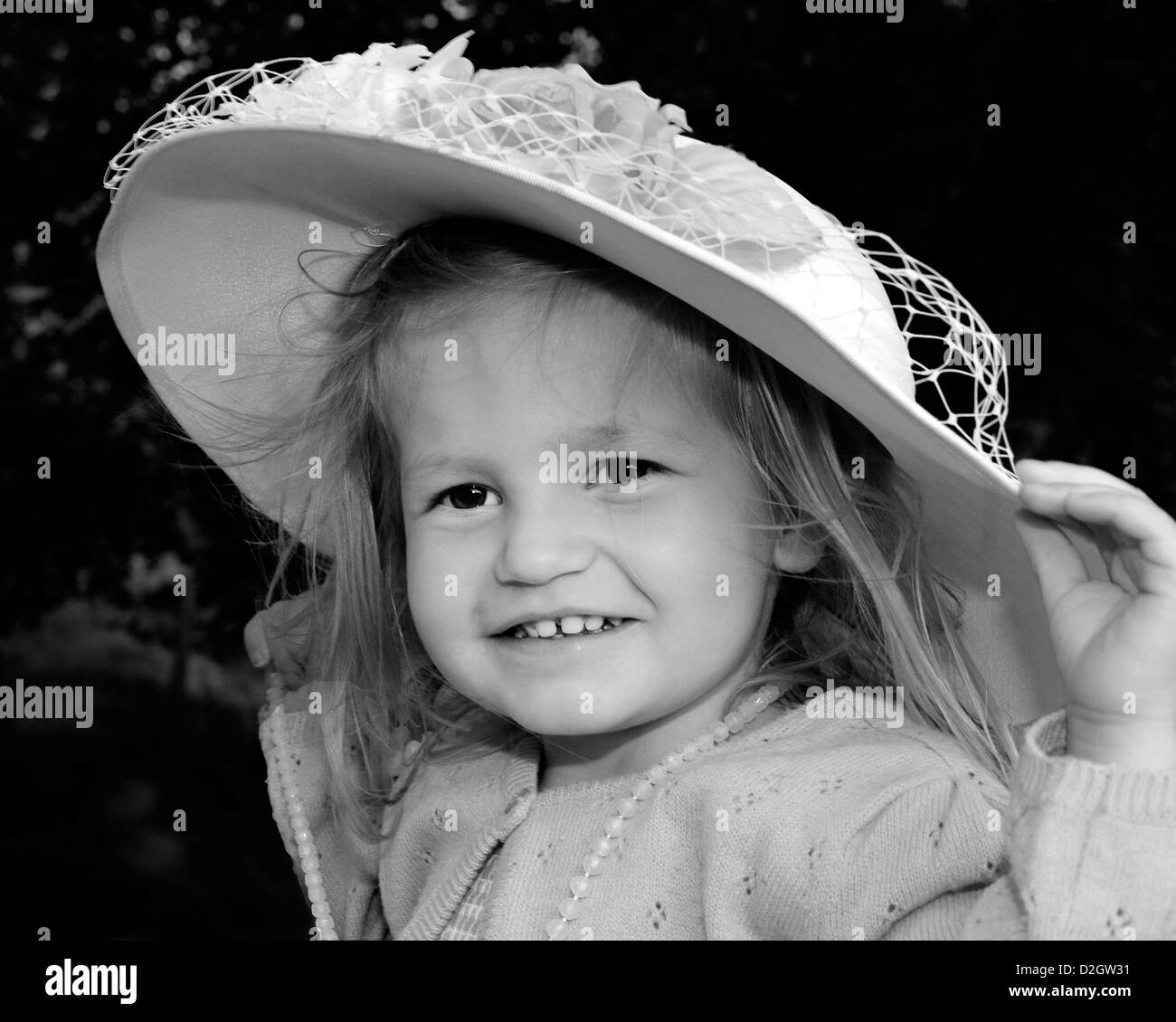 De jeunes Anglais girl Playing with mother's hat ! Banque D'Images