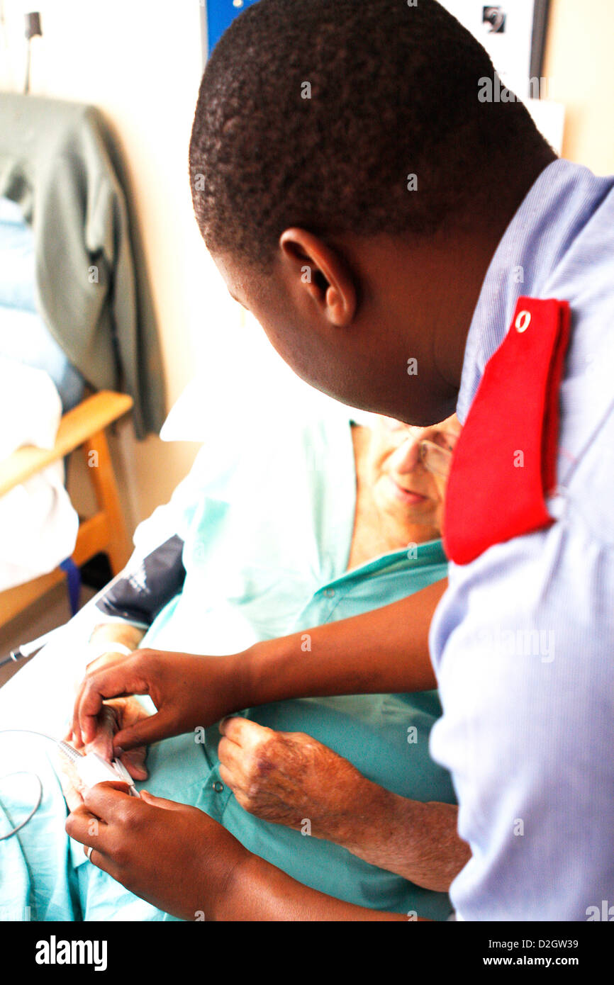 Infirmière autorisée traite un patient dans un hôpital Banque D'Images