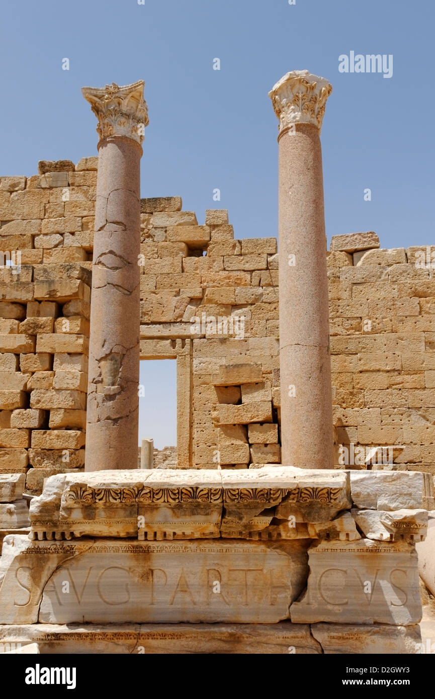 Leptis Magna. La Libye. Basilique de Severus en entablements avec inscriptions en latin et de colonnes corinthiennes en granit égyptien Banque D'Images