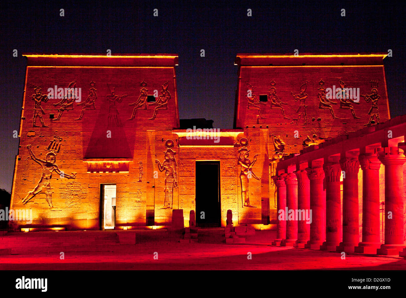 Spectacle son et lumière sur le Temple d'Isis et de l'Est menant à la colonnade des statues de lion à Nectanebo's Gate, Temple de Philae, Assouan. Banque D'Images