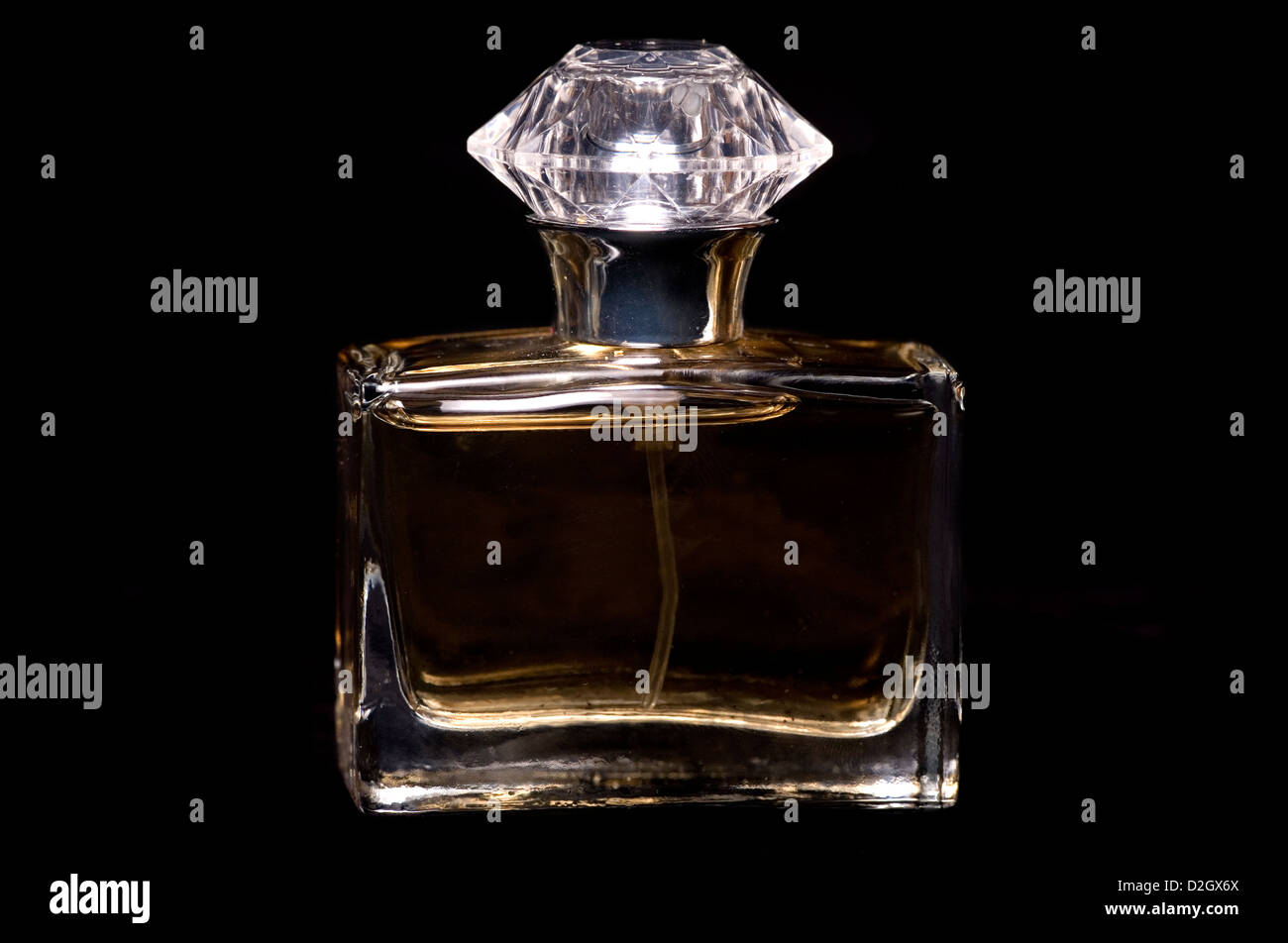 Flacon de parfum sur un fond noir Banque D'Images