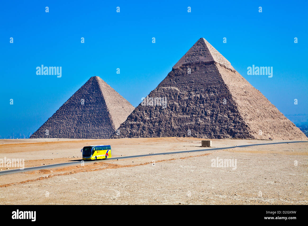 Entraîneur touriste durs passé la grande pyramide de Khéops/Khufu (à gauche) et pyramide de Khafré/Chefren nécropole de Gizeh Le Caire, Égypte, Banque D'Images