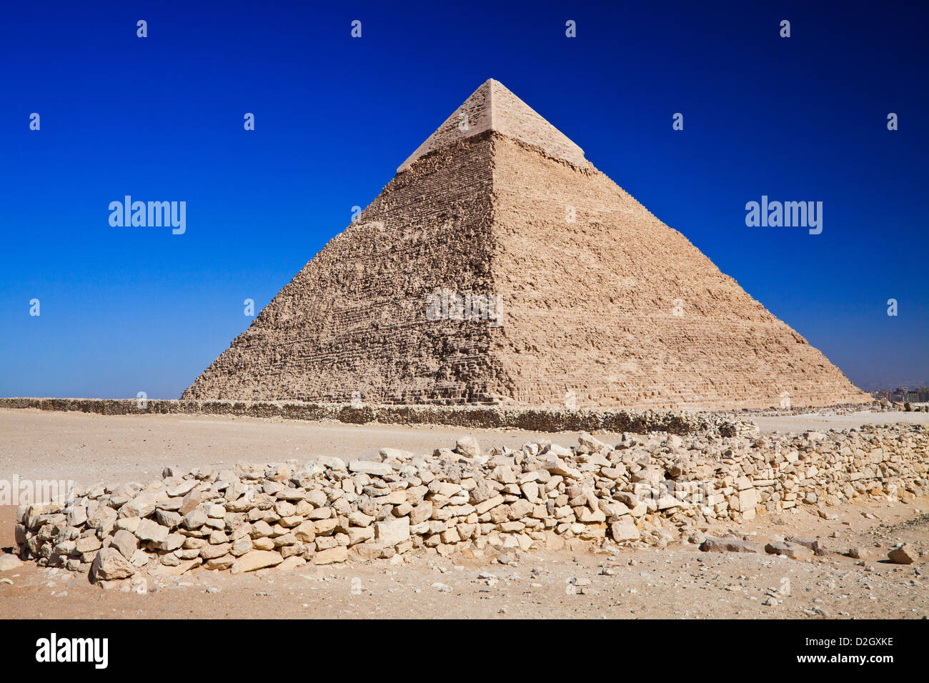 La pyramide de Khafré, également connu sous le nom de Khéphren, le deuxième plus grand complexe de la nécropole ou sur le plateau de Gizeh, Le Caire, Egypte Banque D'Images