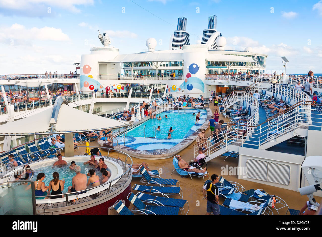 Les passagers sur le pont d'un navire de croisière Banque D'Images