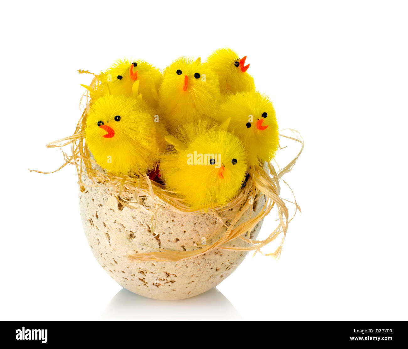 Avec des oeufs poussins jouet jaune Banque D'Images