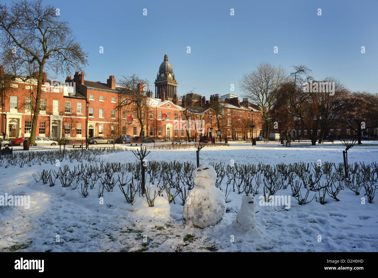 Les bonshommes de neige dans la région de park square par Leeds Hôtel de ville construit en 1858 conçu par Cuthbert Broderick, hiver,Yorkshire, Royaume-Uni Banque D'Images