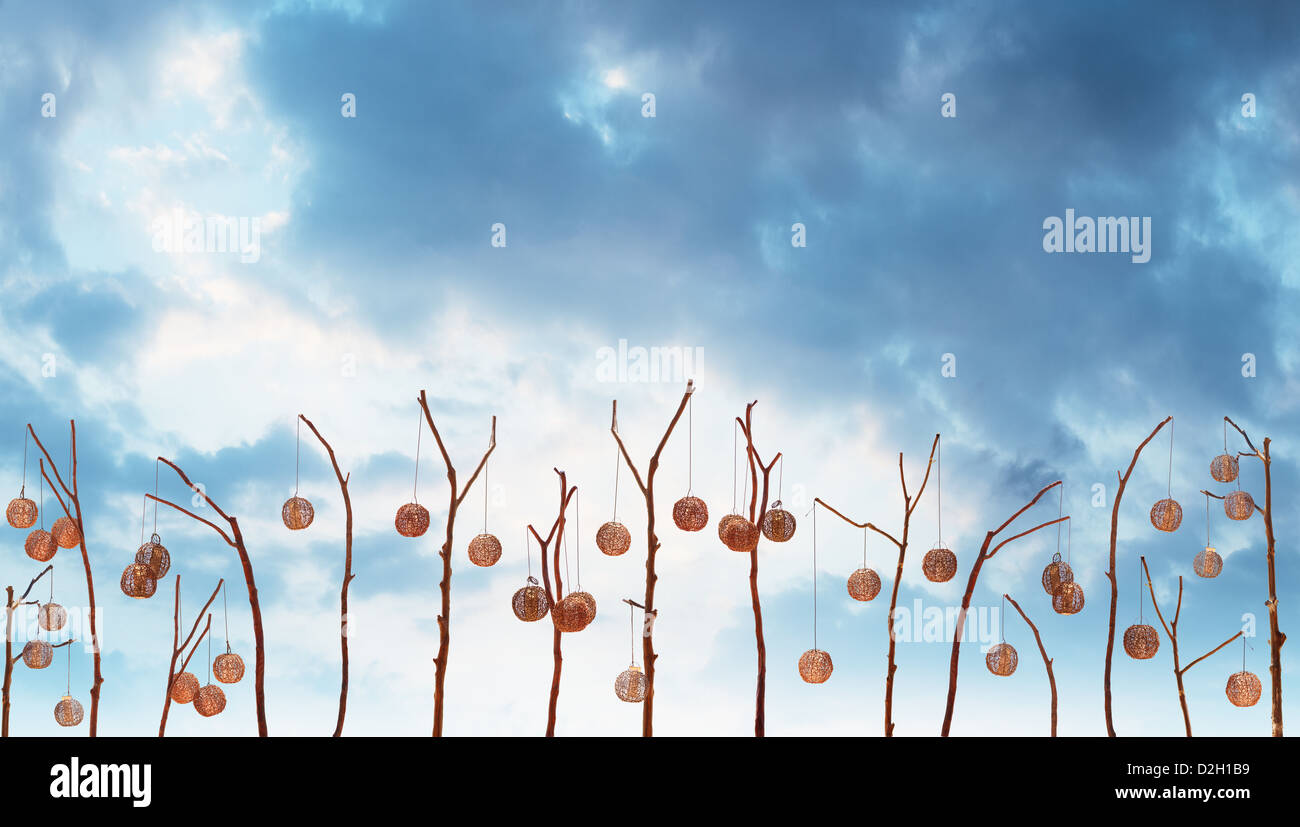 Table ronde en bois avec poteaux sur lanternes vintage blue cloudy sky background Banque D'Images