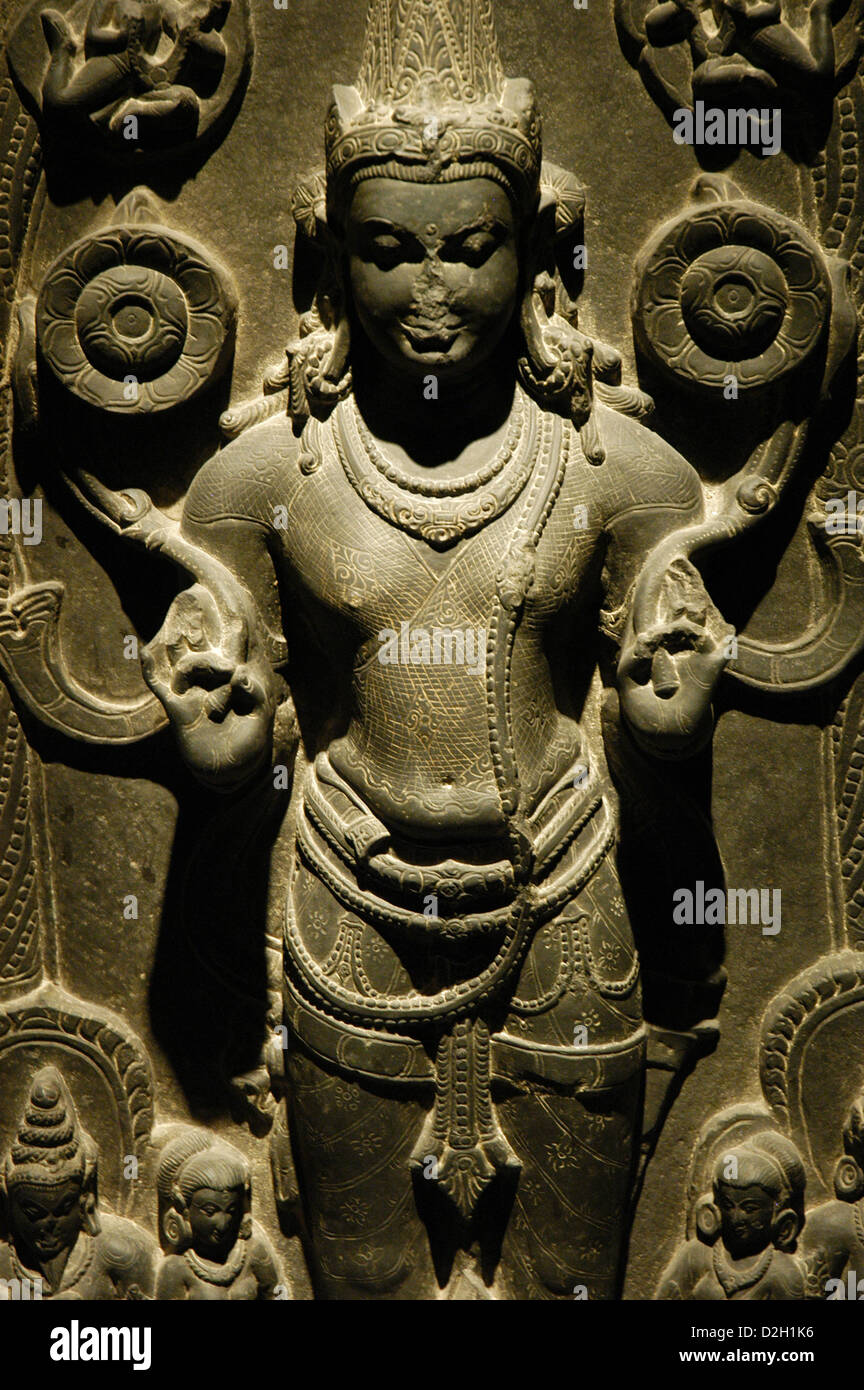 Surya, le Dieu Soleil, représente l'équitation un char tiré par sept chevaux, tenant deux fleurs de lotus. Musée de Pergame. Berlin. Banque D'Images