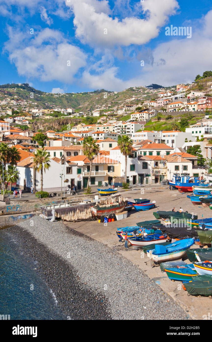 Port et port de Camara de Lobos, avec des bateaux de pêche traditionnels, côte sud de Madère, Portugal, Union européenne, Europe Banque D'Images