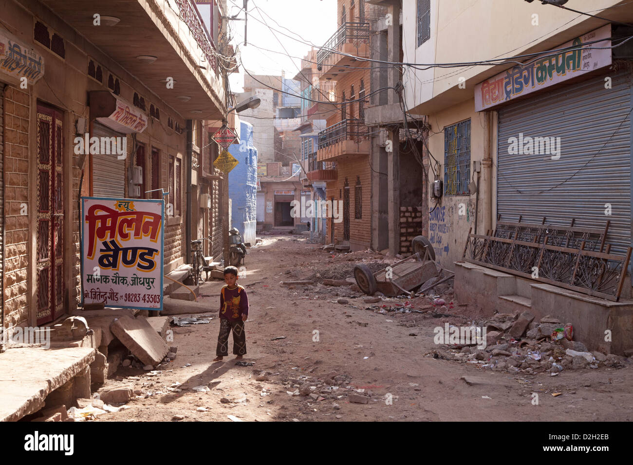 L'Inde, Rajasthan, Jodhpur, jeune garçon dans la rue délabrée Banque D'Images
