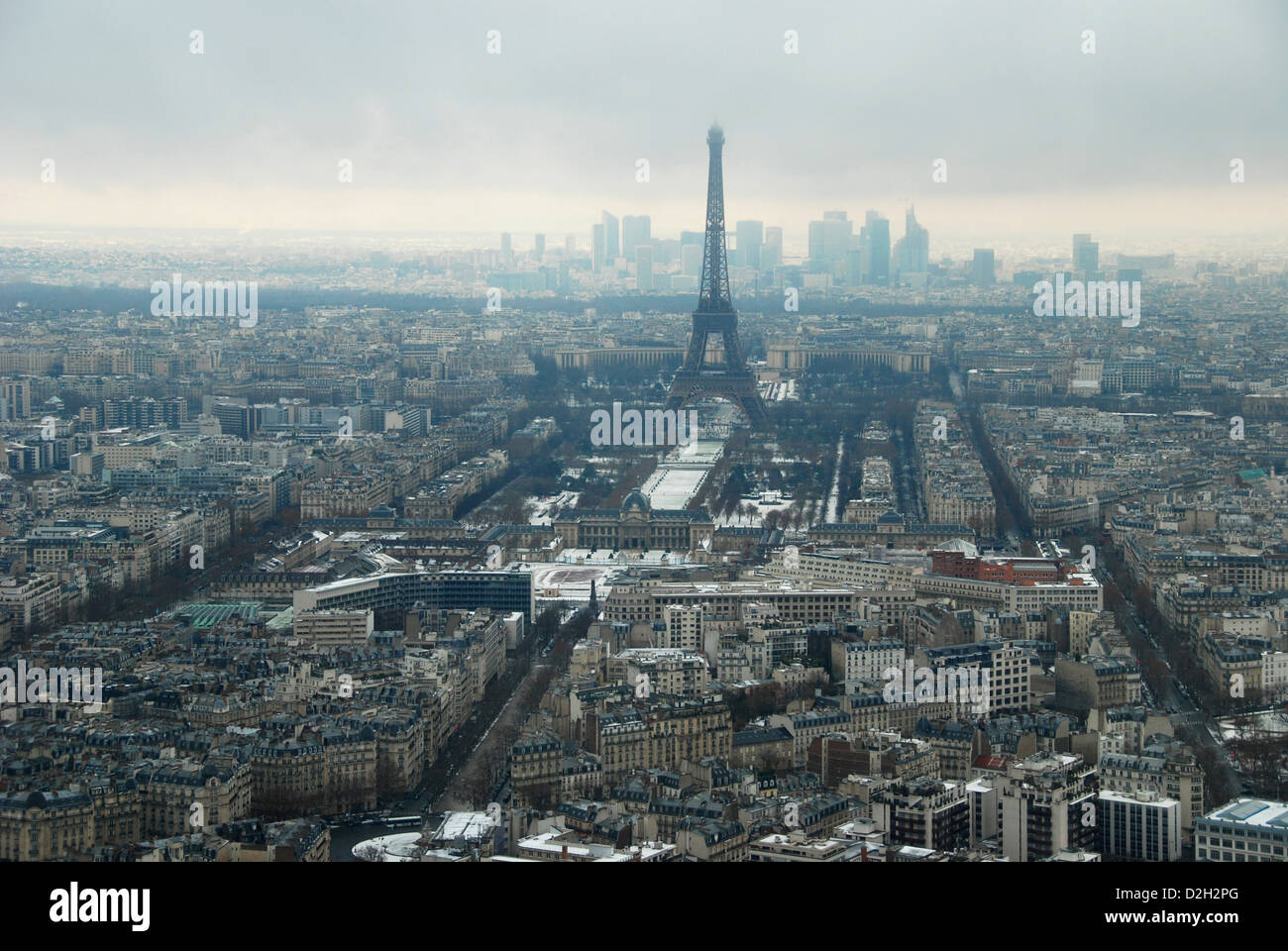 Vue hivernale de la Tour Eiffel sur Paris, avec la Défense derrière l'horizon Banque D'Images