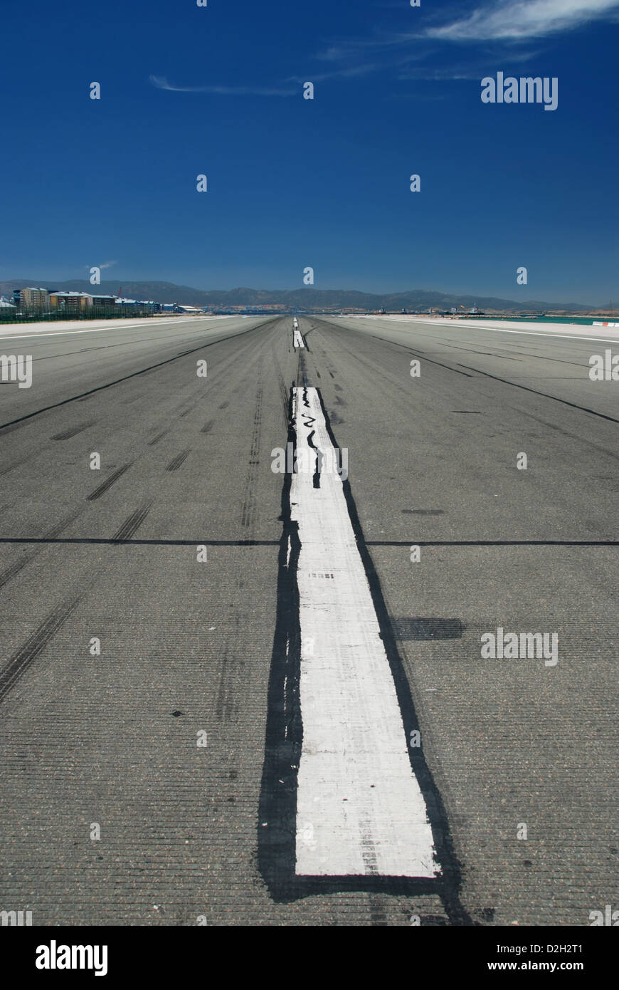 Grande bande blanche au milieu d'une piste dans un aéroport Banque D'Images
