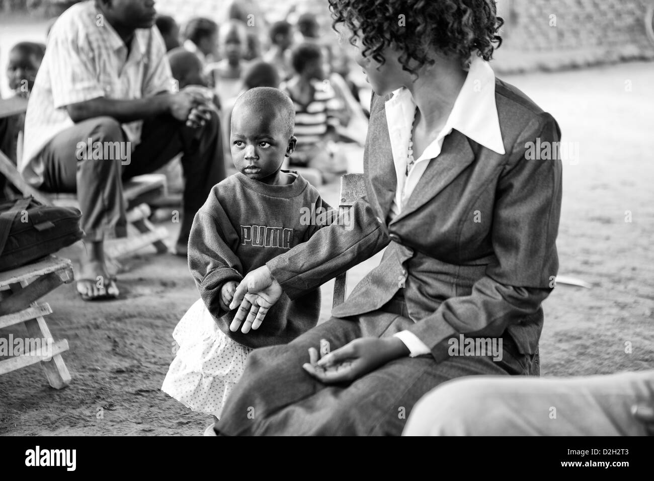 Un petit enfant s'approche d'un membre de la famille Banque D'Images Un petit enfant s'approche d'un membre de la famille Banque D'Images