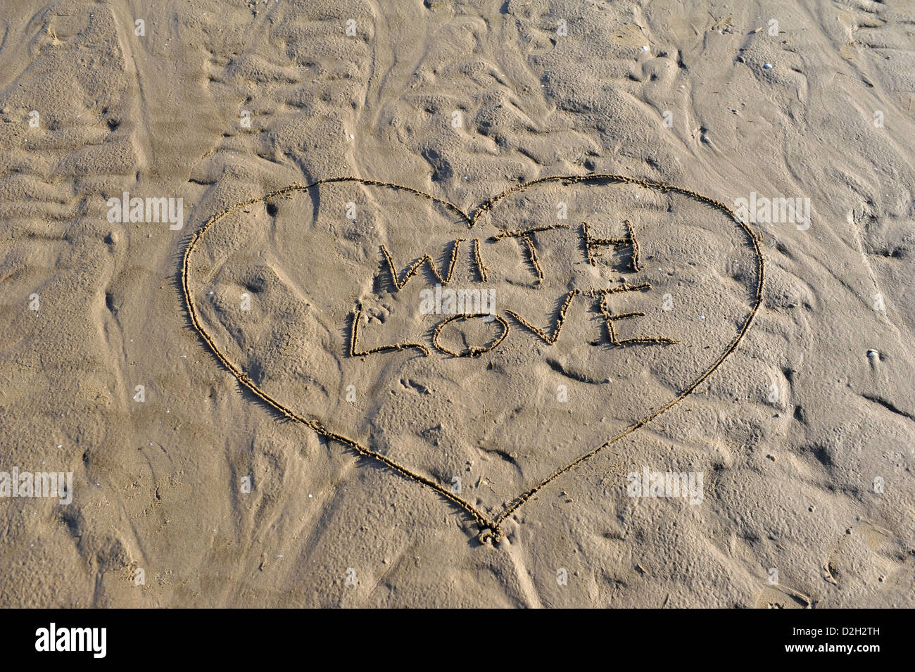 Mot d'amour écrit dans le sable Banque D'Images