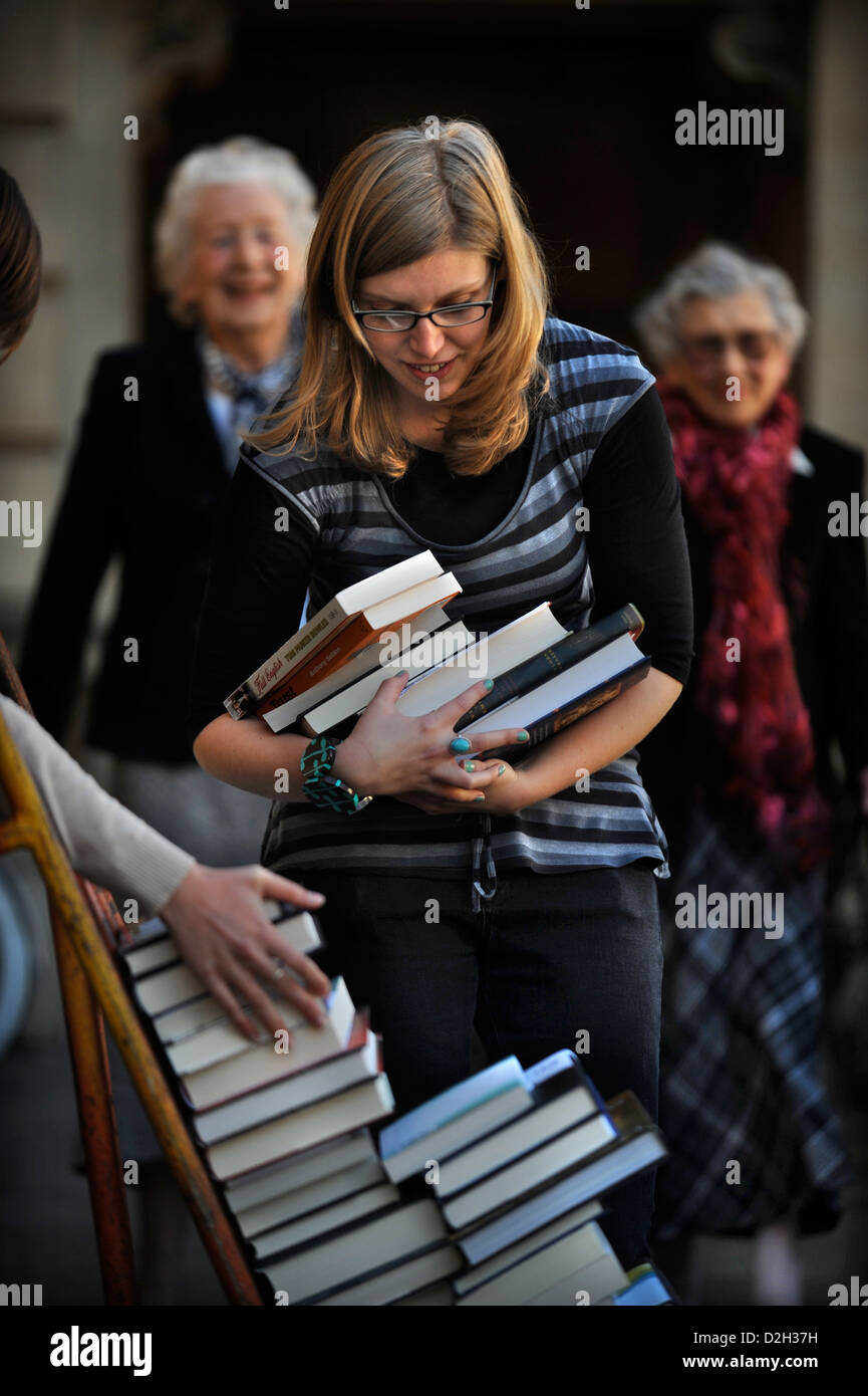 Les organisateurs de festivals manœuvre une pile de livres sur un sac chariot, à la Cheltenham Literature Festival UK Banque D'Images