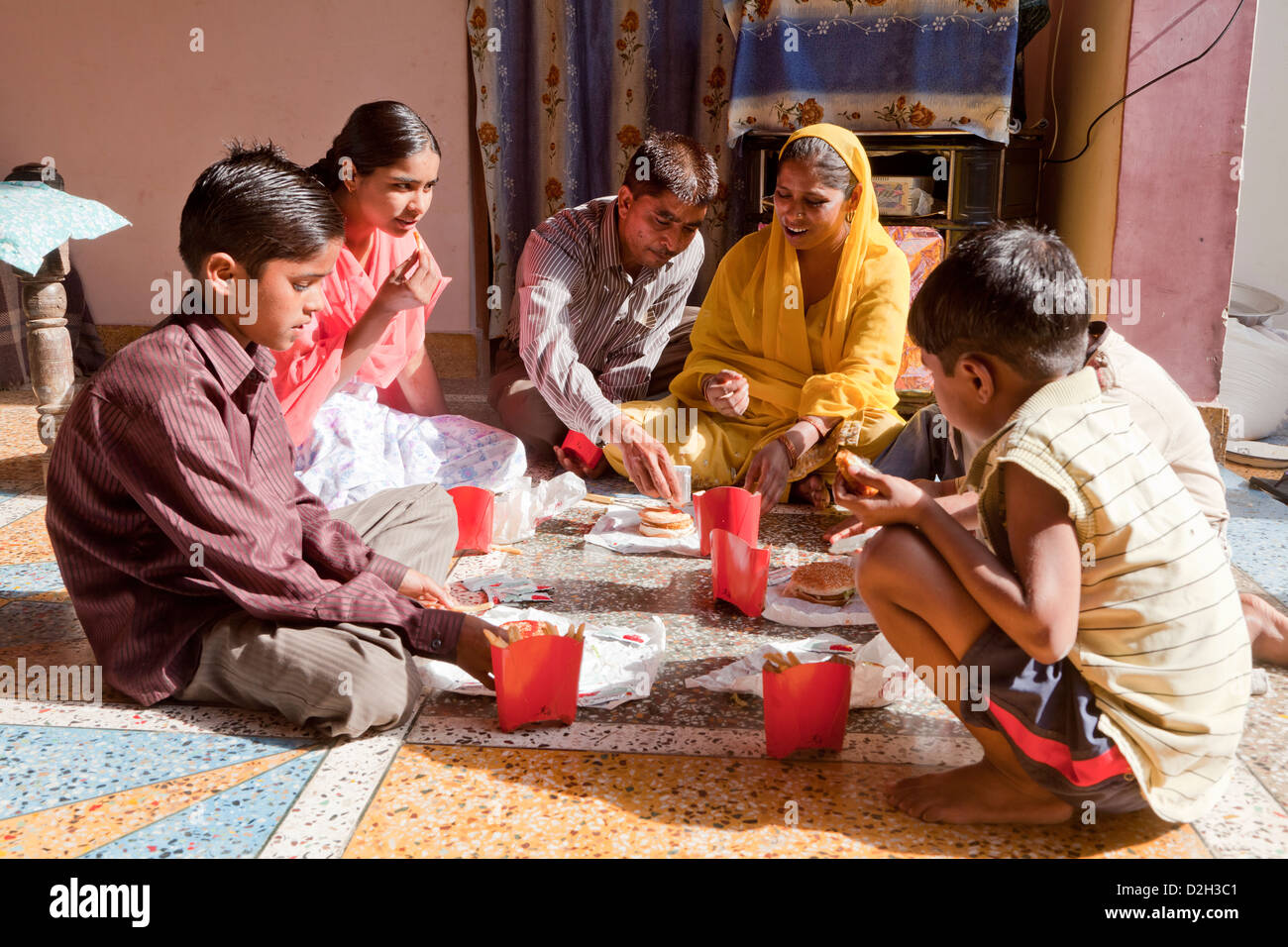 L'Inde, Uttar Pradesh, Agra Mère & père de cinq enfants de manger fast food western Banque D'Images