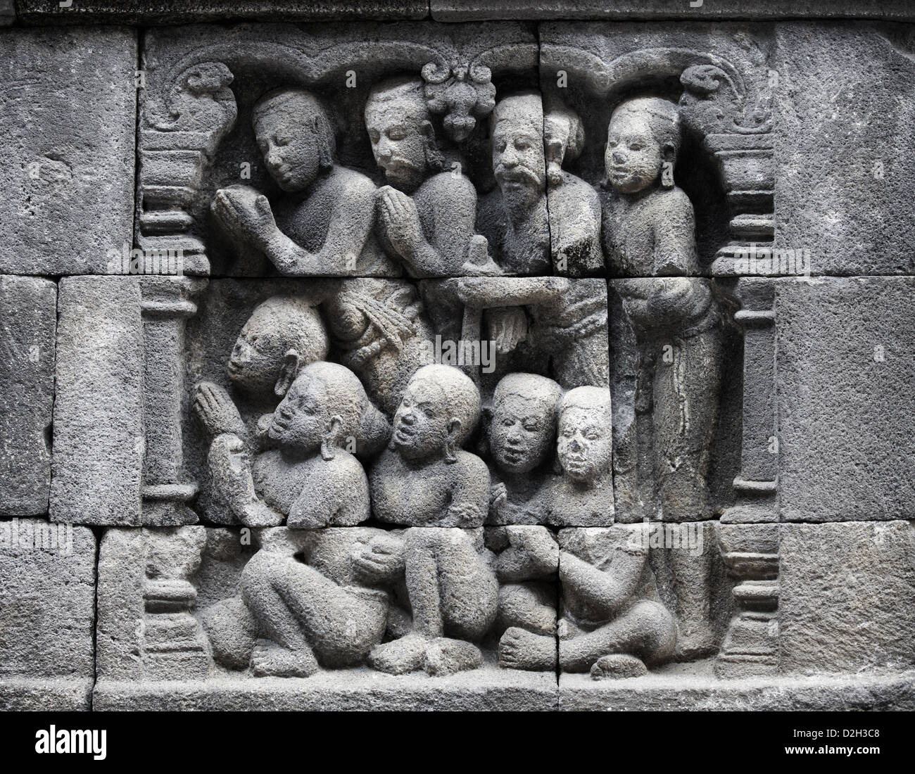Détail de l'allégement traditionnel sculpté asiatique bouddhiste au temple de Borobudur sur l'île de Java, Indonésie Banque D'Images