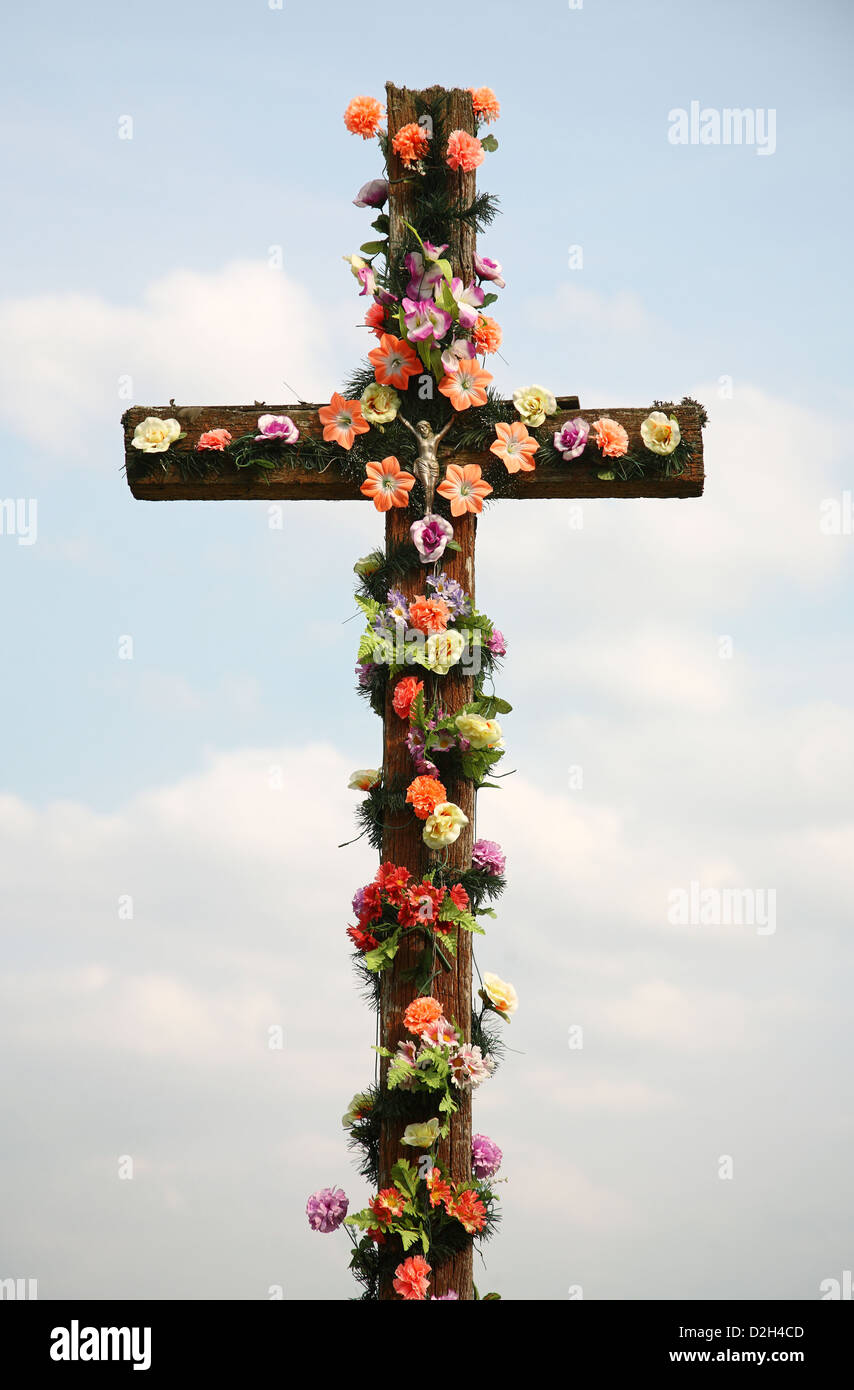 Wadol, Bélarus, une croix ornée de fleurs en plastique Banque D'Images