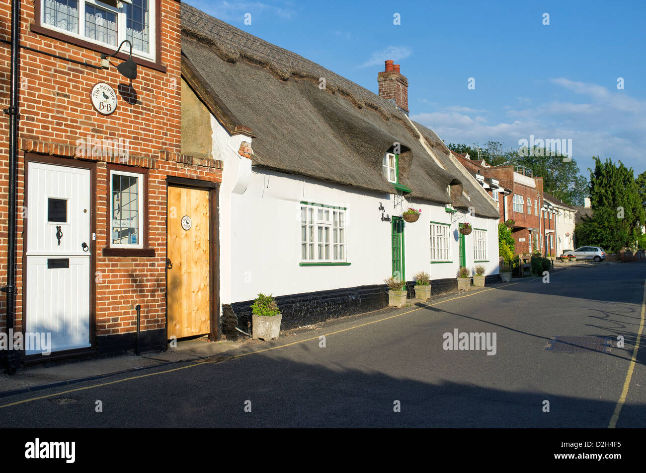 Upper Street dans Horning Norfolk Broads UK avec Thatched Cottage Banque D'Images